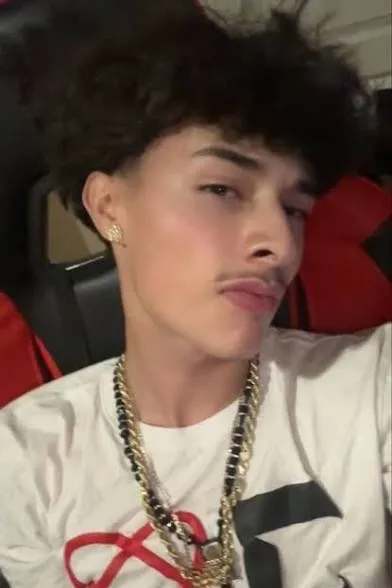 พื้นหลัง Alex chino